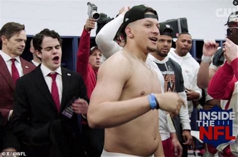 Patrick Mahomes Reacts to Shirtless Photo of His Dad Bod。